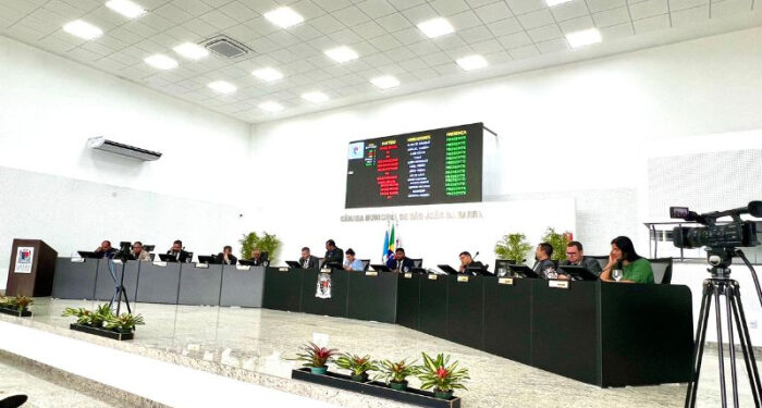 Iluminação de led em Palacete, projeto de urbanização no Jardim das Palmeiras e uniformização dos atletas do municípi