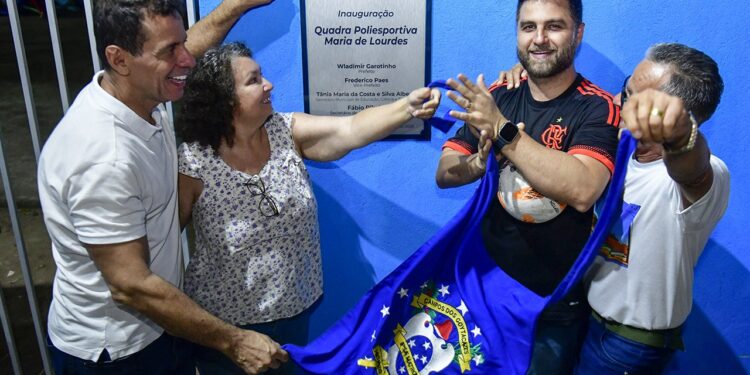 Prefeitura inaugura quadra revitalizada com acesso a escola em Santa Maria