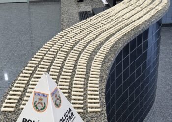 Mulher é conduzida à delegacia após polícia encontrar drogas em quarto dos filhos em Campos