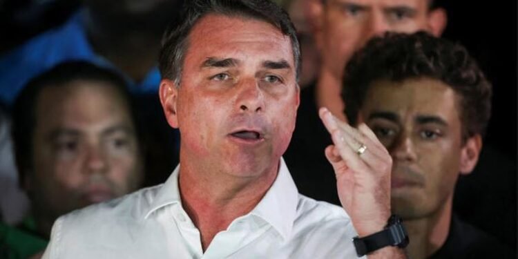 Lula vence e Flávio Bolsonaro se revolta com rsultado